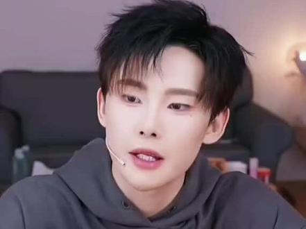 龙浩天坦诚相告,生日那天为何带货!#龙浩天 #男团 #直播录屏分享 #直播高光 #龙浩天大舞台 @龙浩天🐲 (4.10中午12点生日庆)