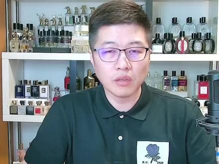 蔻依 仙境花园系列-北国雪松 Chloe Atelier des Fleurs Cedrus
气味:小豆蔻 木质香 苔藓 檀香木 香根草
这支香水隐藏着调香师对俏皮情人礼物的童年记忆:Quentin Bisch 的父亲送给他母亲的一束树枝。”
前调很明显的豆蔻香味,
草本的清香和淡雅的木香基本是混合着同时到来的
一点点麝香让香味更加温暖 木质香气状态是微妙并且干净的 淡是真的淡,伪装体香是个不错的选择
蔻依 仙境花园系列-木兰诗语 Chloe Magnolia Alb
香调:花香调
气味:木兰
“路易丝·特纳 (Louise Turner) 从她的家乡英格兰抄录了玉兰花的丰满和略带柠檬味的香气。
她创造了一款柔滑的香水,展现了玉兰花瓣的清新、几乎奶油般的香味。
前调带点田园青草的香气 闻起来很清新
也让木兰花的香味变得很丝滑 以前马路上经常有人兜售玉兰花 2块钱一束 ,挂在车上很香
这支没有那么浓郁 花香新鲜淡雅 感觉还带着露珠 接受度非常高
很清新的一款花香调 优点就是花香很自然,真实度很高 一闻会有画面感
#香水 #香水推荐 #香水控