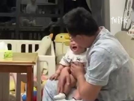 8月龄人类的双标现场:爸爸一抱就哭,妈妈一抱就笑!