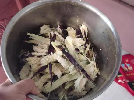 家里吃过的甘蔗渣和皮用来喂兔子,兔子太喜欢吃了 #养兔子 #散养兔 #家兔养殖 #宝妈养兔 #兔子吃什么