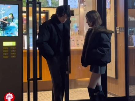 当你学会走路用腰发力#当你学会走路用腰发力 #情侣穿搭