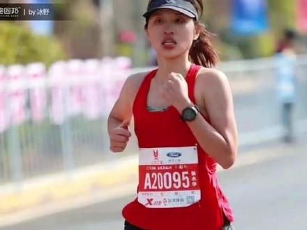 终于搞清楚了,
为什么张水华宁愿被处罚都不辞职?
原来,她才91年,竟然都已经混到了主管护师,中级职称了。
有懂行的网友说,像这种医院编制,还是很难考的,很多都是同工同酬了,也就是没有编制给你,工资一样的,算是编外人员。
看着是到手的差不多的,但是退休之后就有了差别,尤其是张水华她现在已经有了中级职称,工资已经很高了,退休金也不低。
如果她辞职之后,这些收入就会白白丢掉。而且她心里很清楚,马拉松就是吃青春饭的。加上她现在,只需要周六日去请假参加马拉松比赛,并不需要全职跑,就已经获得了巨大的成功,也接到了代言。
她也没有做什么不好的事,只是被批评了一下,并不会开除她。
又能有工资、退休有保障还能副业实现人生理想,这么好的事,谁会嫌钱多呢?#张水华#最快护士