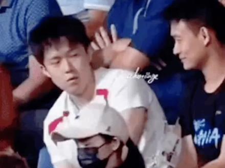 乒圈揭秘 看台偷笑哥为何屡次暗讽樊振东 细数刘丁硕被质疑公开对樊振东的三次暗讽,第一次24巴黎奥运(看台偷笑),第二次25全运会前后(说樊振东不拿正眼看他),第三次手举🥚卖货、橱窗改为303件商品。
在樊振东遭遇职业低谷时,昔日队友踩着他的痛处卖货,为逐流量不择手段,这样做太过于讽刺。
#樊振东 #樊振东刘丁硕 #刘丁硕 #国乒 #樊振东乒乓球