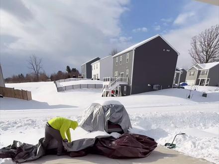 撒盐除雪,不能撒太多,容易腐蚀路面! #撒盐除雪 #科普 #涨知识