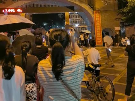 高考状元来了!今夜的溆浦一中是多么的热闹,刷新一中多年的的记录!#高考状元 #北京大学