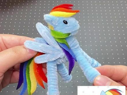 小马宝莉-云宝黛茜(粉丝投稿)扭扭棒教程来啦~做法嘎嘎简单, 一学就废~#小马宝莉 #扭扭棒 #手工diy #手工大神请支招 #宝藏生活家企划