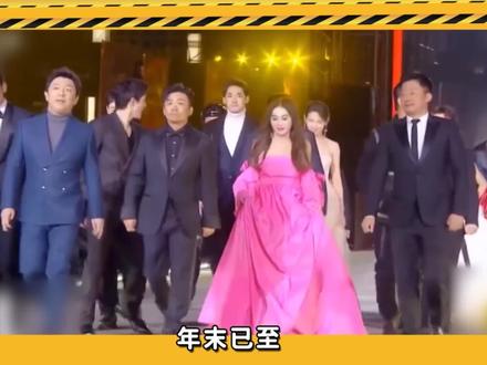 明星走红毯把「心机」写脸上了!鞠婧祎身高不够「踩高跷」! #明星 #娱乐圈 #明星那些事 #红毯 #王嘉尔