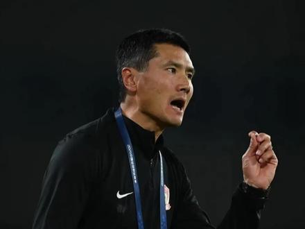 为什么邵佳一想踢东盟杯?因为这个杯赛基本上都是东南亚球队,几乎所有对手都比中国队弱,唯一对国足构成威胁的只有泰国队。如果自己刚上任不久就带队夺得东盟杯冠军,那不是马上就有威望了吗,谁还敢不服他这个少帅?#易球成名计划 #实况足球手游 #邵佳一 #国足 #东盟杯