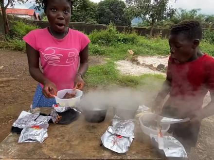 请非洲孩子吃小火锅,真是太有趣了#户外美食