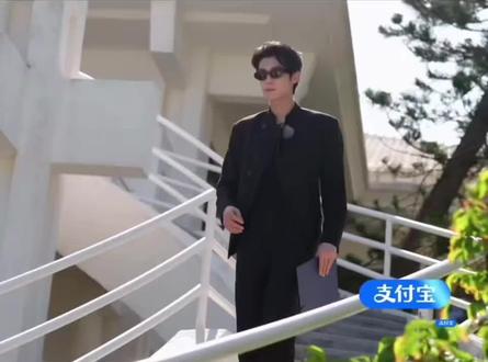 王鹤棣是负责整个客栈的管理,他的定位是老板,其他人是员工,客人花钱了,他们需要提供优质的服务给客人,并且亲爱的客栈,有带动当地小众旅游景点经济发展的任务,需要好的热度和口碑,因为这个客栈走了,当地人会接手继续经营下去,所以王鹤棣不是来过家家的,认真对待没有任何错,而且对比其他几季的老板,他对员工已经很宽容了。第二季他跟刘涛和王珂夫妻学到了很多管理客栈的方法。
他说志胜是因为志胜刚来的时候闯了很多祸,把房卡丢了,作为前台没接客人预定电话,前台手机没有充电,还有忘记收客人房费等,这些都是王鹤棣发现并解决的问题,他一直有在认真管理客栈。榴莲椅子也不是他做的,是王传君和武大靖做的,王鹤棣跟客人做活动的时候也漏接一个电话,主动去自省过。而且志胜做的好的时候也在夸他,挪车和置办求婚的时候大家有些焦急,他让大家都听志胜指挥,如果前几季的刘涛姐和王珂都没他这么好说话的
首先wzl 负责厨房,他买的菜没买齐全,还没有买水,但是他回来之后又没说,这样的话晚上客人吃啥呢,他说他一个人拿不下,但是王鹤棣买的时候分几趟去买的,他说水拿不下,但王鹤棣一个人提几箱水。厨房那个片段王鹤棣没有挂脸,还是忍着脾气在好好交流,你们说消音是因为说了脏话,加更里同一段,他根本没有说话,就给他打个鸟语花香。
鸳鸯锅那里,是两个人在准备火锅食材,不是wzl 一个人做,wzl 把鸳鸯锅弄错了,因为是给客人吃的,他们花了钱的,不是朋友聚会,他们需要服务客人,不能敷衍对待,所以王鹤棣就说了鸳鸯锅是一半辣一半不辣,但wzl 说他没有提前说,可王鹤棣提前给他说了鸳鸯锅,是真没想到他连鸳鸯锅一半辣一半不辣这种常识都不知道,让客人窜着夹菜非常不方便,但他一直辩解,最后王鹤棣妥协了,wzl 来了句“真的整不赢,下次别搞火锅了”
问题是,上一次他请假,因为厨房没人手才决定吃的火锅,火锅是把菜洗了切了,就能上桌所以很简单。那一次很快搞好了。何老师安慰wzl 是因为他不知道楼下发生的事。
王鹤棣不仅帮了厨房,其他的工作一样在做,他干最多最杂的活,操最多的心,还要被软孤立。说句不舒服到底提谁了。#综艺名场面 #亲爱的客栈 #不舒服文学 #王鹤棣