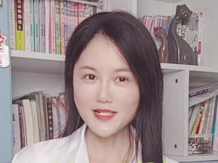 俄罗斯护照翻译成中文 拿到俄罗斯护照,满眼俄语是不是一头雾水?别急,今天教你怎么轻松翻译成中文!
俄罗斯护照信息页有姓名、出生日期、护照号等关键内容。姓名要用拼音式表达,父称可别漏掉;护照号直接照搬数字;有效期要转成中文日期格式。翻译可不是照抄,得确保在我国办签证、租房等场合能用,得符合官方要求。
为啥要翻译?在我国,留学生、商务出行、移民事务都离不开它。法律规定,外国护照翻译必须由专业机构完成,带公章才有效,不然银行开户、租房合同都办不了。
想省心,就选专业服务。支付宝、微信搜“慧办好”小程序,线上就能办,收费合理,一两天搞定,还带公章。自己翻译的话,用可靠工具对照字典,但正式场合没公章可不行。
翻译完别急着用,得双重核对,和俄语原文对照,再查中文是否符合习惯。用在签证或合同上时,记得带原件一起出示。这样,你就能轻松搞定俄罗斯护照翻译,不走弯路啦!