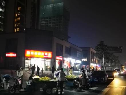 带你们看看滨河国际新城区夜市#每晚九点直播 #郑州新楼盘 #郑州房产 #房产知识