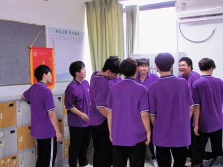 驼铃摇碎了记忆,岁月氤氲了时光。人生的终点是18岁,少年心气是不可再生之物,很幸运此时遇到了你们#高中回忆录 #生命的中点 #18岁 #毕导 #高中 yc@小H不是小狗