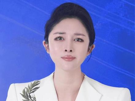 男子工地门口卖饭遭女子驱赶倒饭#工地卖饭遭驱赶 #00后小伙工地门口摆摊卖饭 #小月说 #抖音热评