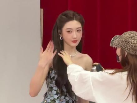 乐乐言做着妆发跳起舞了 #孙乐言#星光大赏#星光大赏世另我红毯#我为星光大赏打call