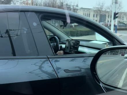 贴脸开大,我真服了😆#特斯拉外放音响 #理想进行曲