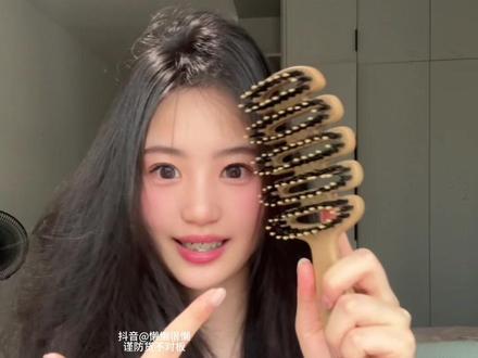 别再买好几把梳子了!梳完发根立马立起来,开结蓬松做造型,一梳三用太划算#松塔梳 #蓬松发根 #氛围感发型 #油头 #细软塌变高颅顶的头发蓬松技巧
