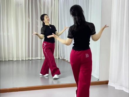 穿上新衣服啦,就想再臭美一下,好看不?#简单易学 #背面教学 #抖音合伙人计划 #广场舞 #抖加小助手