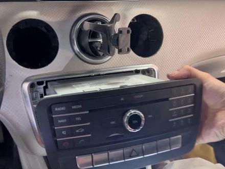 奔驰A200 频幕有时候不显示 维修CD主机 拆卸方法分享#抖音记录修理工的日常 #专业的事交给专业的人 #汽车喇叭音响