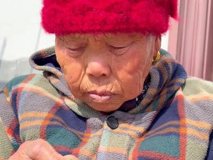 遇到难回答的问题又不说话了#彤彤奶奶 #毒舌 #奶奶和孙女的日常生活 #奶奶带大的孩子 #搞笑日常