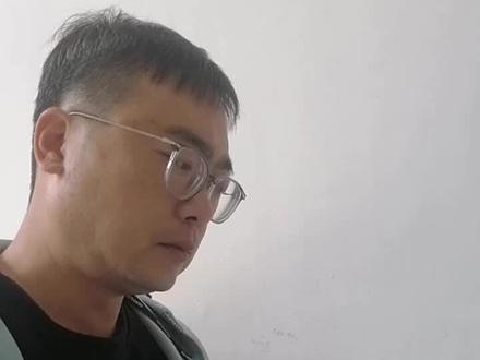 老李发现一个关于北师大版物理教材的问题。