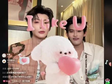 谁懂云旗把漏脚趾头的脚,伸给我们看,是真不拿我们当外人😂 #云旗郝熠然 #云熠星河 #互动超有爱 #他们的直播 #双人直播