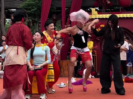 这鞋跟也太高了吧 中国舞赤赤娶了魔芋爽命运的使然#万岁山武侠城 #现场拍摄@中国舞赤赤 #魔芋爽
