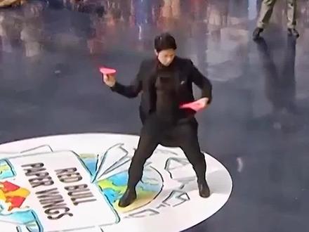 这是真高手!2022红牛纸飞机大赛特技冠军回旋纸飞机,韩国玩家@Lee Seunghoon #纸飞机 #折纸 #红牛