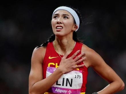 同为#中国田径 名将,#林雨薇 与#吴艳妮 性格迥异,低调内敛的她走过了一条艰辛的成长之路,在#杭州亚运会 女子100米栏夺冠后,林雨薇泪洒赛场,重情重义的她如今期待在#巴黎奥运会 再度绽放!@少年动起来
