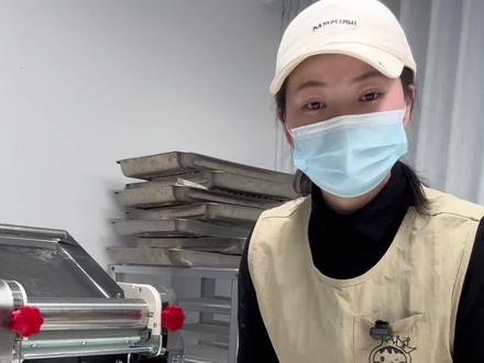 一分钟带你解锁正确压面方式
成品馒头做的好与坏关系到方方面面
压面也是一关键
看看最后的筋膜延展性
你学会了吗?
#馒头的各种花样做法 #压面机如何使用 #花样馒头 #馒头教学 #新中式馒头培训