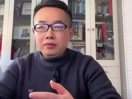 今天和大家聊聊芦康沙妥珠单抗的使用注意事项。芦康沙妥珠单抗是一种靶向TROP2的ADC(抗体偶联药物),在肺癌方面,主要用于EGFR 基因突变阳性的晚期小细胞肺癌(NSCLC)患者的后线治疗,今年也是纳入了了医保目录。虽然芦康沙妥珠单抗能够更加“精准”的杀伤癌细胞,但其本身携带的细胞毒药物依然可能对人体造成不良影响。今天为大家介绍几个常见的不良反应及应对策略。第一要关注输液相关反应/超敏反应,每次给药前需使用预防性用药,前4次给药需采用含4种药物的预处理方案包括(苯海拉明、对乙酰氨基酚、地塞米松、和抗组胺H2受体阻滞剂。,第5次及以后可根据情况酌情调整。前4次输注时间在90分钟以上。,后续输注时间可不少于60分钟。经过这样的处理,患者发生输液反应的概率就很低了。第二是中性粒细胞减少:这也是是较为常见的不良反应。若检查发现中性粒细胞计数降低,医生可能会根据程度调整芦康沙妥珠的剂量。也会使用升白细胞药物进行治疗。第三是贫血:发生贫血时,患者可通过饮食补充,多摄入含铁丰富的食物,如红肉、鸡蛋、豆类等等。除此外也可以合理使用铁剂、促红细胞生成素等药物治疗。第四是口腔粘膜炎 具体表现为口腔黏膜充血及不同程度的溃疡等,引起疼痛、吞咽困难和味觉异常。首先建议患者保持口腔清洁湿润:治疗期间和治疗后可以每天用生理盐水漱口。如果出现比较严重的口腔溃疡,可以用短效升白针加生理盐水配置成漱口水使用。最后想对大家说,不良反应因人而异,并非每个人都会出现,。在治疗过程中,患者要密切关注自身身体状况,与医生保持良好沟通,如有任何不适及时告知医生,大多数反应都可以通过监测、预防和及时处理来缓解。#抖出健康知识宝藏 #我的年度健康盘点 #抖音精选app #肿瘤 #肺癌