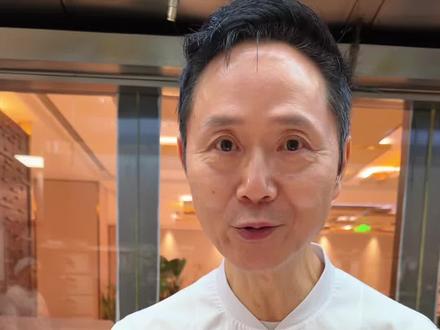 “荠菜鲜虾云吞”,在广州云吞大街小巷随处可见,粤菜古师傅今天从开云吞皮、调馅到调汤的过程全部毫无保留分享