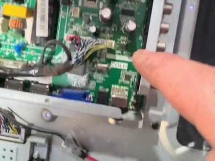 海信电视开机闪一下黑屏 更换电容修好 背光已老化 能看
#海信电视蓝屏#电视维修#背光灯条#电路板维修 #电子技术