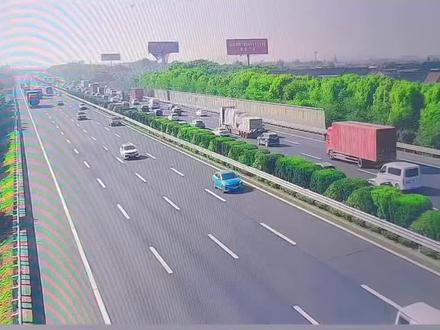 缓行路段,谨慎驾驶,注意安全!