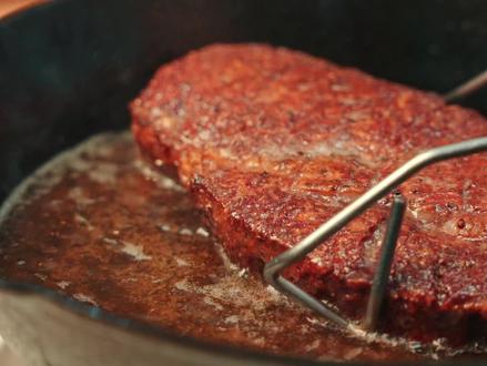 🥩一学就会!🍽️教你煎出餐厅级别牛排! 食材:
眼肉牛排-400克
黄油-20克
小番茄-100克
蘑菇-50克
大蒜-20克
小贴士:
1.牛排越薄越容易失误,尽量选择3cm左右厚度的牛排。
2.翻两次面煎制能更好把控外壳的焦化程度和控制过熟层。
3.强烈建议使用温针,通过中心温度可以准确的知道牛排的熟度(具体参考视频中的图表)
4.如果出锅后没有到达想要的熟度(中心温度),烤箱预热到150度送进去烤,再拿出醒肉3分钟。具体时间根据差多少熟度来定(通常2~4分钟,不要太久)。
#煎牛排 #牛排 #美食教程 #抖音美食创作者 #抖音美食推荐官