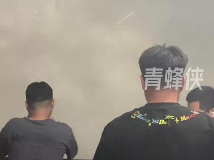 山东淄博遭遇强对流天气 暴雨倾盆,路人被大雨浇透匆忙避雨