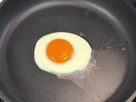 跟着蛋神做漫画蛋1、找一个不要太密的漏网。2、不粘锅。三、全程最小火。4、沿着锅边来一丢丢水保持锅内有湿度#快来试做你的第一颗漫画蛋 #爱吃蛋 #跟着蛋神煮鸡蛋