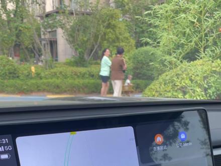 不改车机手把手教你实现CarPlay超简单攻略! 宝子们!发现超实用的车载神器教程💡
不想改车机又想用CarPlay的看过来!
亲测用亿联盒子的超详细步骤👇🏻
🔧替换步骤
1️⃣ 盒子安装:先把车上的君用盒子拔掉❌,换上亿联盒子📦,一定要插紧!听到“咔嗒”声确认到位,盒子会马上显示“carplay连接”提示~
2️⃣ 手机配对:打开手机蓝牙📱,找到亿联盒子名称,点击连接👉🏻,弹窗选【配对】✅+【允许】✅,操作超傻瓜!
3️⃣ CarPlay激活:等几秒!手机会弹出“连接CarPlay车载”提示🚗,点击确认后,熟悉的CarPlay界面就出来啦🎉!
⚠️真实体验提醒
虽然亿联盒子相比君用确实会有丢丢卡顿😔,但!不用拆车机、不用刷机就能秒享CarPlay,对懒癌星人太友好了😭!而且方向盘切歌🎵、调音量🔊完全不受影响,日常导航、听歌超方便~
还在纠结怎么用CarPlay的宝子快冲!
有问题评论区举手🙋♀️在线解答~
#北京BJ30 #bj30 #bj30carplay #车载好物 #CarPlay教程
👉🏻需要盒子购买渠道或更多技巧,戳我发你专属攻略!