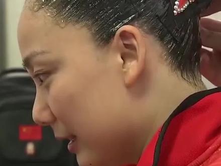 花样游泳的战场从“头”开始!选手必须梳紧头发、全头涂发胶、夹满发夹,太不容易了!