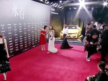 主办方对明星差别对待,徐璐被三位主持人忽略,杨紫被热情采访 #红毯 #杨紫 #迪丽热巴 #徐璐 #明星