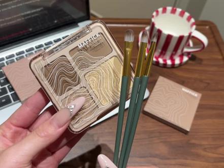 啊啊啊!终于被我薅到了maffick修容盘的大羊毛!一盘轻松拿捏全脸妆容✌️真的太爱了!#修容盘 #平价彩妆 #美妆 #学生党好物推荐