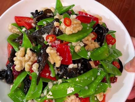 过年餐桌上滴精美小凉菜#荷兰豆拌桃仁 ,桃仁是油香油香滴,荷兰豆清脆爽口,上桌高端大气,过年安排起来吧#凉菜#过年凉菜#荷兰豆拌桃仁
