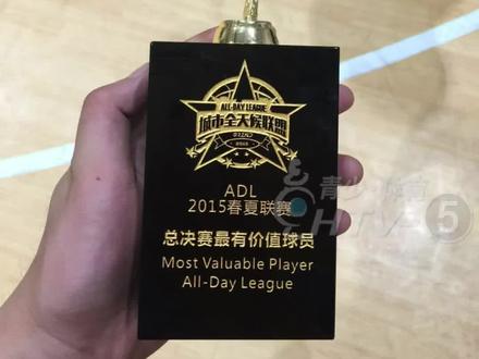 什么是热爱?打篮球28年,拿过大大小小几百场业余比赛的队伍冠军和个人奖项,是钱塘区篮球圈远近闻名的“球霸”。明晚浙BA杭州赛区揭幕战,临平VS钱塘,来看“三分球”王者阮钰大展身手!#浙BA #我打我的浙BA #很燃很热爱