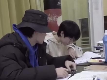 很多人私信问我就发一下吧哈哈🙌🏻其实真真的提问式教学不可怕(小贺状态我本人没错😐#张真源 #贺峻霖