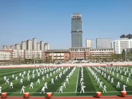 肥西师范学校是一所办学历史悠久的名校,目前正处在改革发展期。县委县政府高度重视,在原校址的基础上新增土地148亩,按高标准、高规格、现代化要求整体规划设计。校园占地333.78亩,总建筑面积159000平方米。包含综合实训楼、职业培训大楼、艺术类、图书信息中心、体育馆、教学大楼、学生公寓、学生餐厅等。功能区划明晰(教学区、运动区、生活区),实验实训设备齐全(钢琴房、音乐厅、特教实验室、学前教育实验实训室、理化生实验室等),生活设施配套。新校区建设工程将于2021年秋季竣工并投入使用。届时完备一流的硬件设施,优雅美丽的学习环境将为学生学习、生活提供全方位的服务。学校开设初中起点五年制专科有特殊教育、学前教育、音乐教育、美术教育、体育教育专业;三年制有学前教育、幼儿保育、舞蹈表演专业,其中三年制幼儿保育和舞蹈表演专业是顺应社会发展和考生需求而新增设的专业#肥西 #合肥