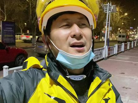 陌生人给女孩点的外卖,女孩不知道谁点的不敢吃,送给我吃了#外卖小哥 #记录真实生活 #美团骑手