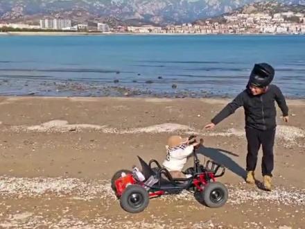 2岁萌娃竟在沙滩上“漂移”,爸爸手把手教他卡丁车。“一定要有家长陪同!”#萌娃 #卡丁车 (来源@yilin )