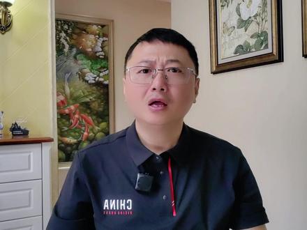 深度拆解《寒战1994》 将整个寒战宇宙进行拆解,梳理看点。内核首先还是权斗。老年李文彬的底色,正是来自于青年时代的挫折与经历。面对利益,没有道义、没有信誉,人性险恶超出控制,黑白两道皆已混乱失序。寒战宇宙的叙事维度从“警队内斗”迅速抬升到“时代洗牌”的层级。为后续情节实现了叙事逻辑的完美闭环。 #电影推荐 #寒战1994 #吴彦祖 #娱乐咬耳朵