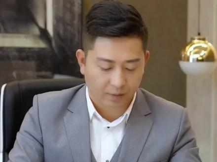 当年的龙公子因为长相特别像张嘉译吸引了很多的女粉丝,他和盈公主当年在抖音火的一塌糊涂,那时候的他们两个在抖音被我们很多粉丝祝福过,最后分开龙公子重度抑郁,经过了好几年的消沉,浪费了自己的大好前程……老粉丝都知道他是个重情重义的男人,并不是很多新粉丝嘴里的渣男!