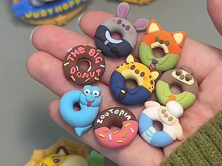 我选择疯狂动物城作为我的解药!|超轻粘土 诡秘们这期真的有手就行
最近又看了几遍疯狂动物城!做了一些疯狂动物城的甜甜圈,放进吃完的奶片壳里,就可以获得一板甜甜的药片~又无痛自制新周边了!
#手工diy #超轻粘土 #疯狂动物城